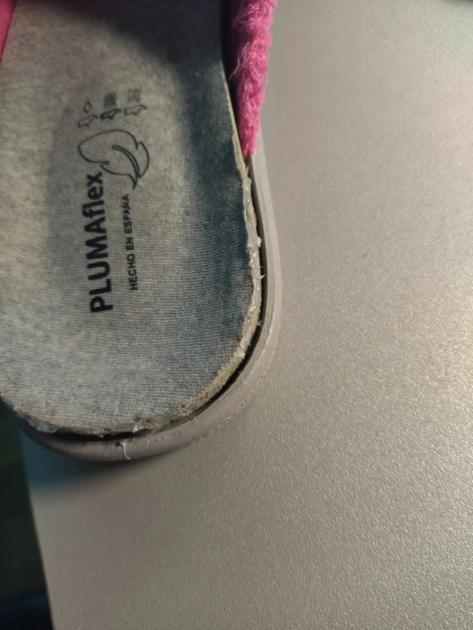 Foto verso il lato destro-centrale della pantofola dopo aver tagliato gli eccessi di colla