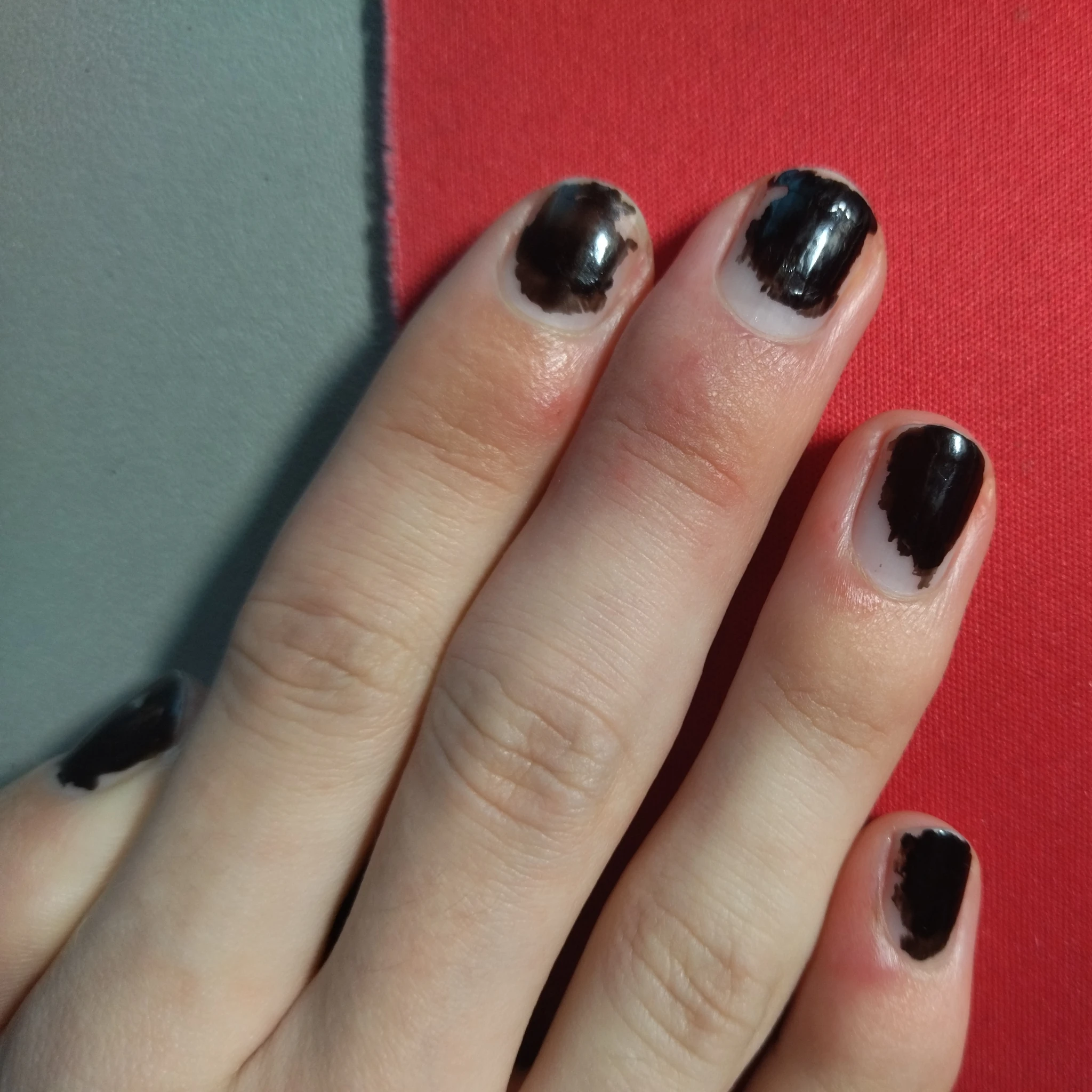 Foto della mia mano destra oggi, dettaglio delle unghie, con lo smalto consumato com'è