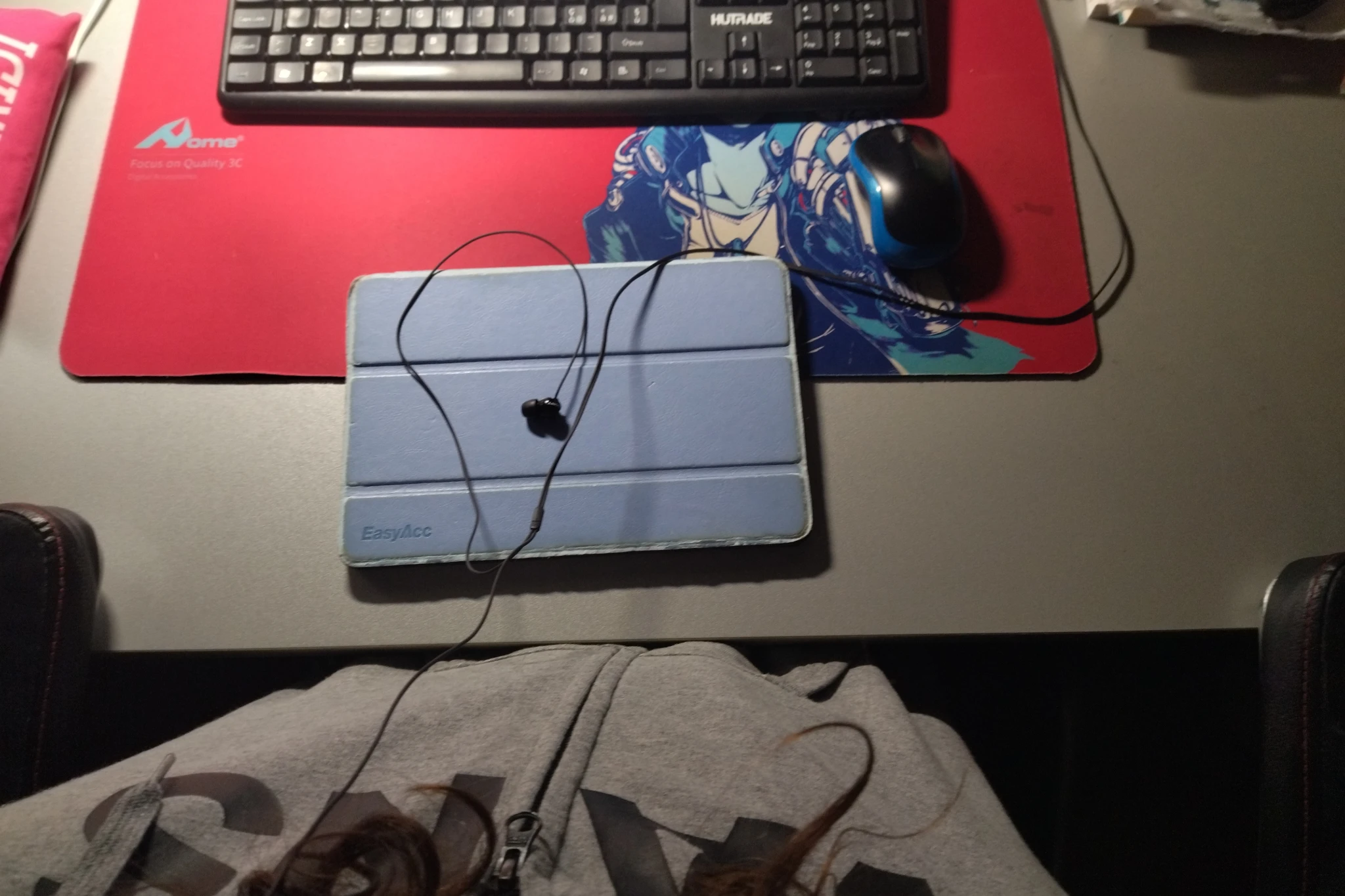 Foto della sedia abbassata avvicinata alla mia scrivania dal mio punto di vista