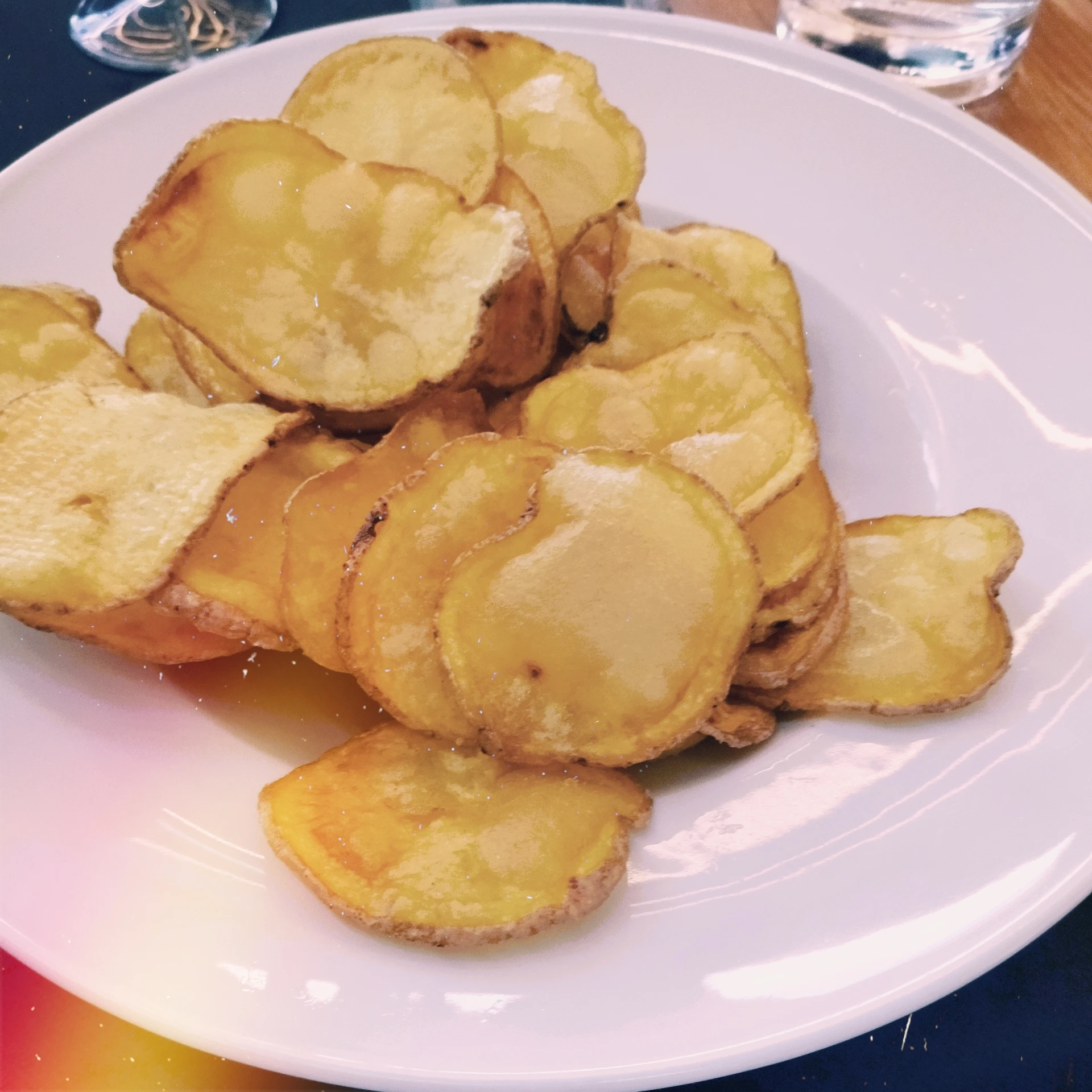 Foto al piatto di patatine con filtro film di B612