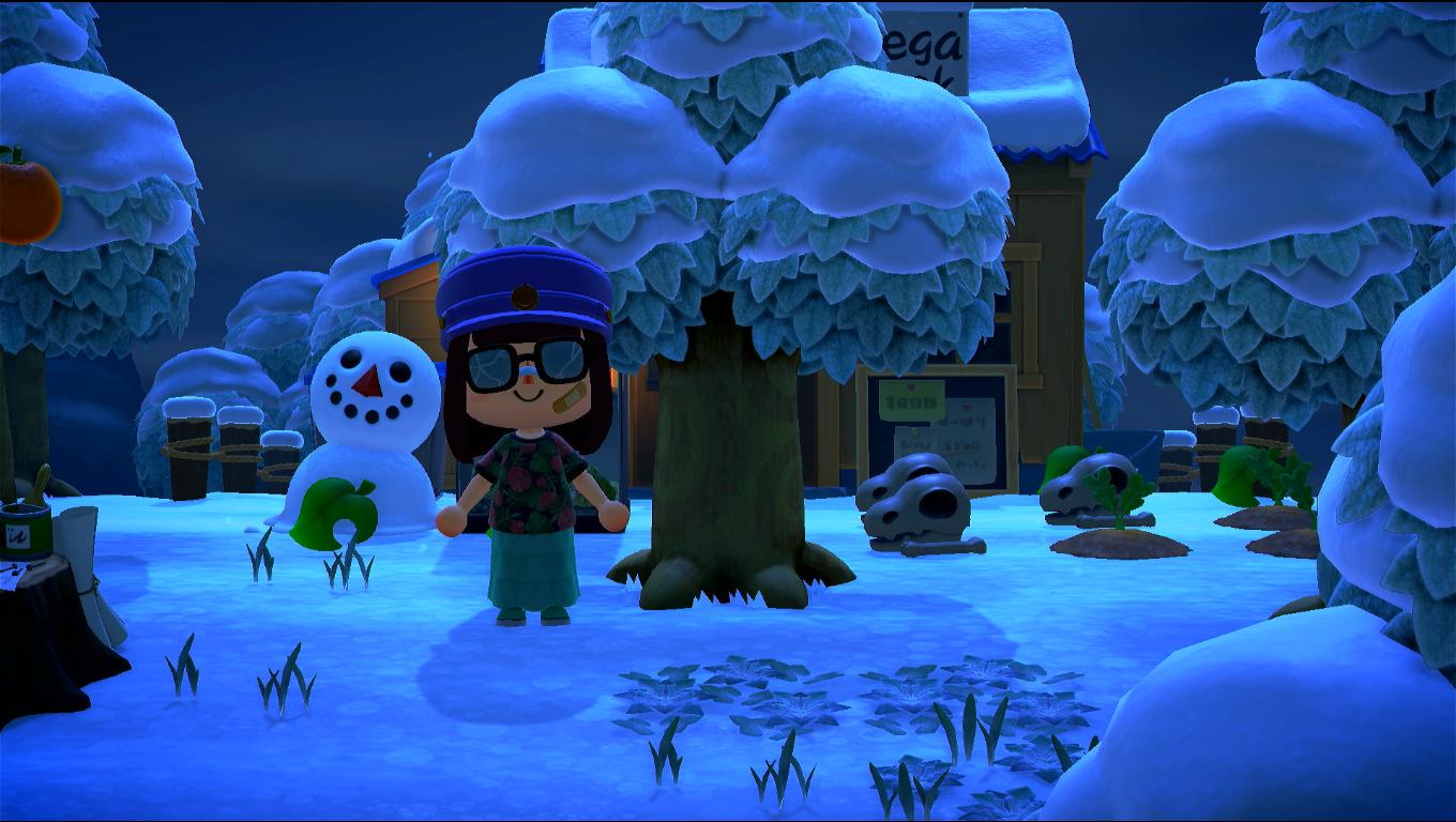 Foto di me davanti al negozio chiuso con diversi mobili e fossili a terra, e un pupazzo di neve quasi sciolto dietro, filtro foto Accentuato