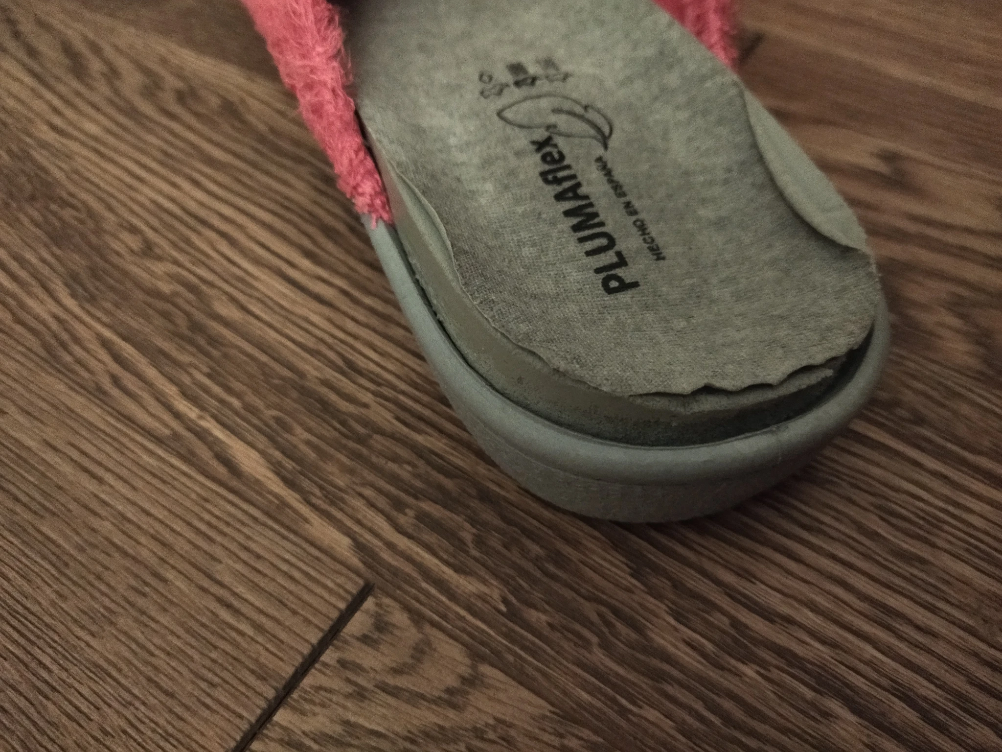 Foto alla pantofola sinistra sul pavimento, focus sul lato opposto