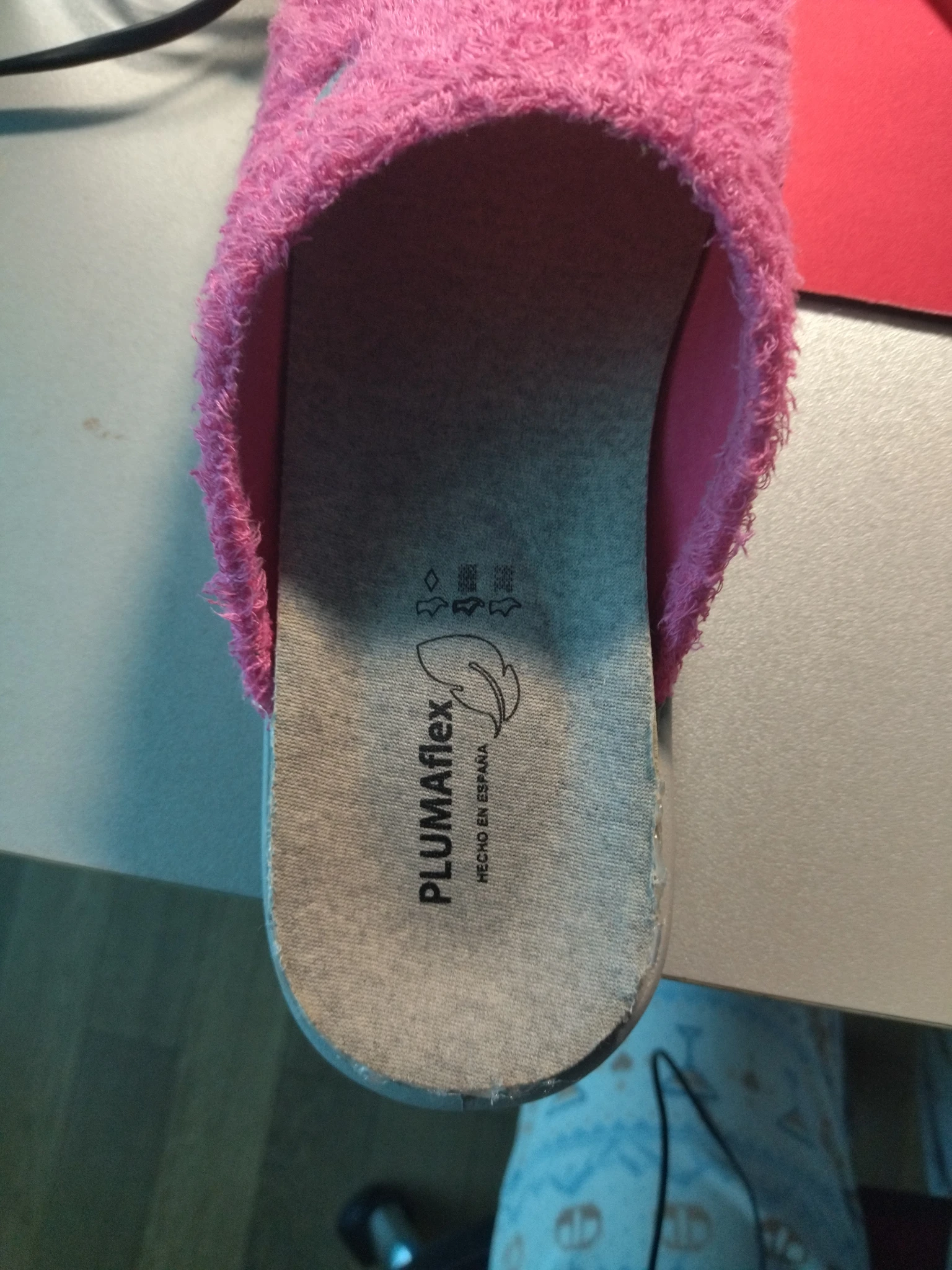 Foto della pantofola sulla mia scrivania a lavoro finito