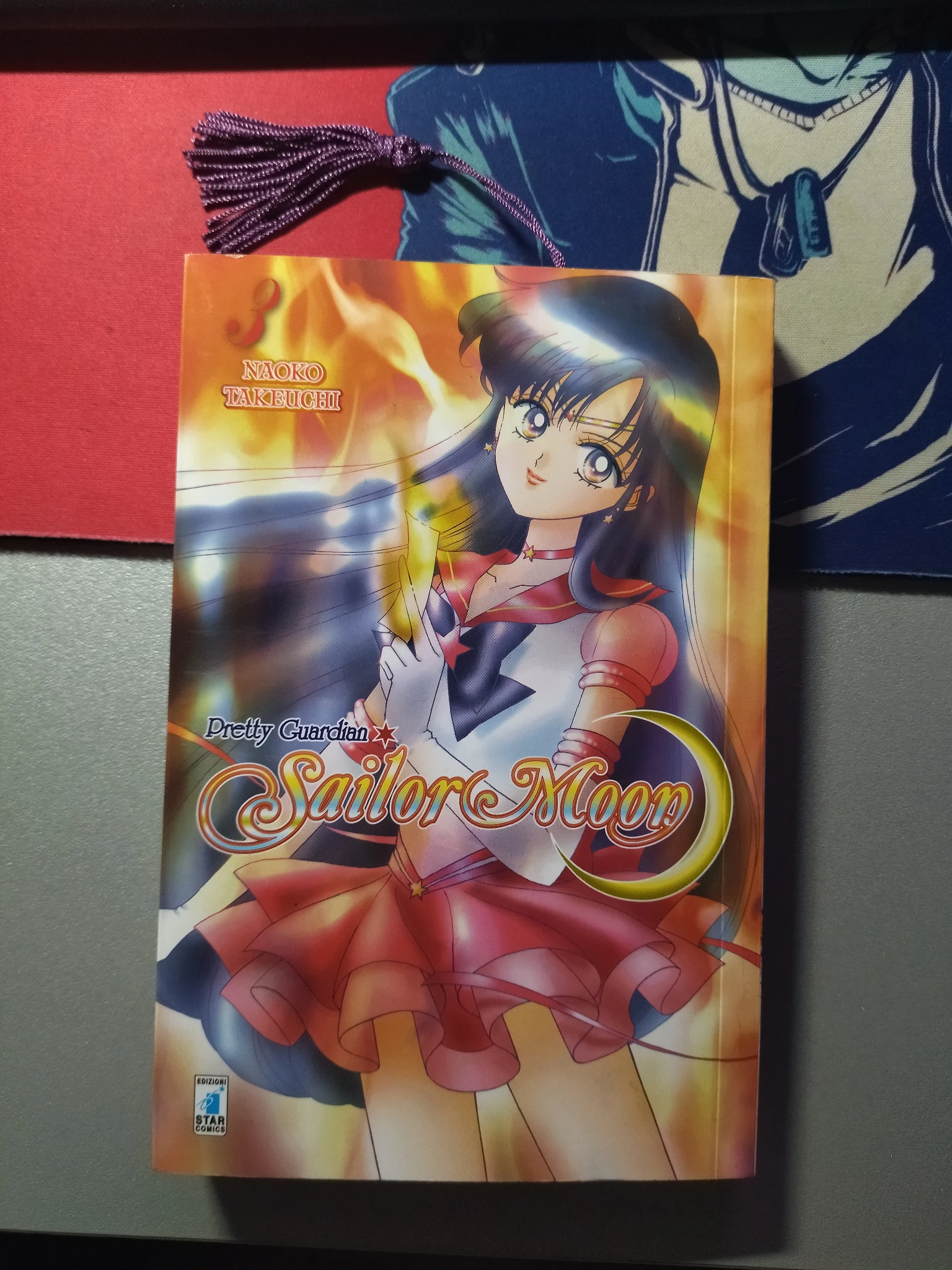 Foto del fronte del volume appoggiato sulla mia scrivania