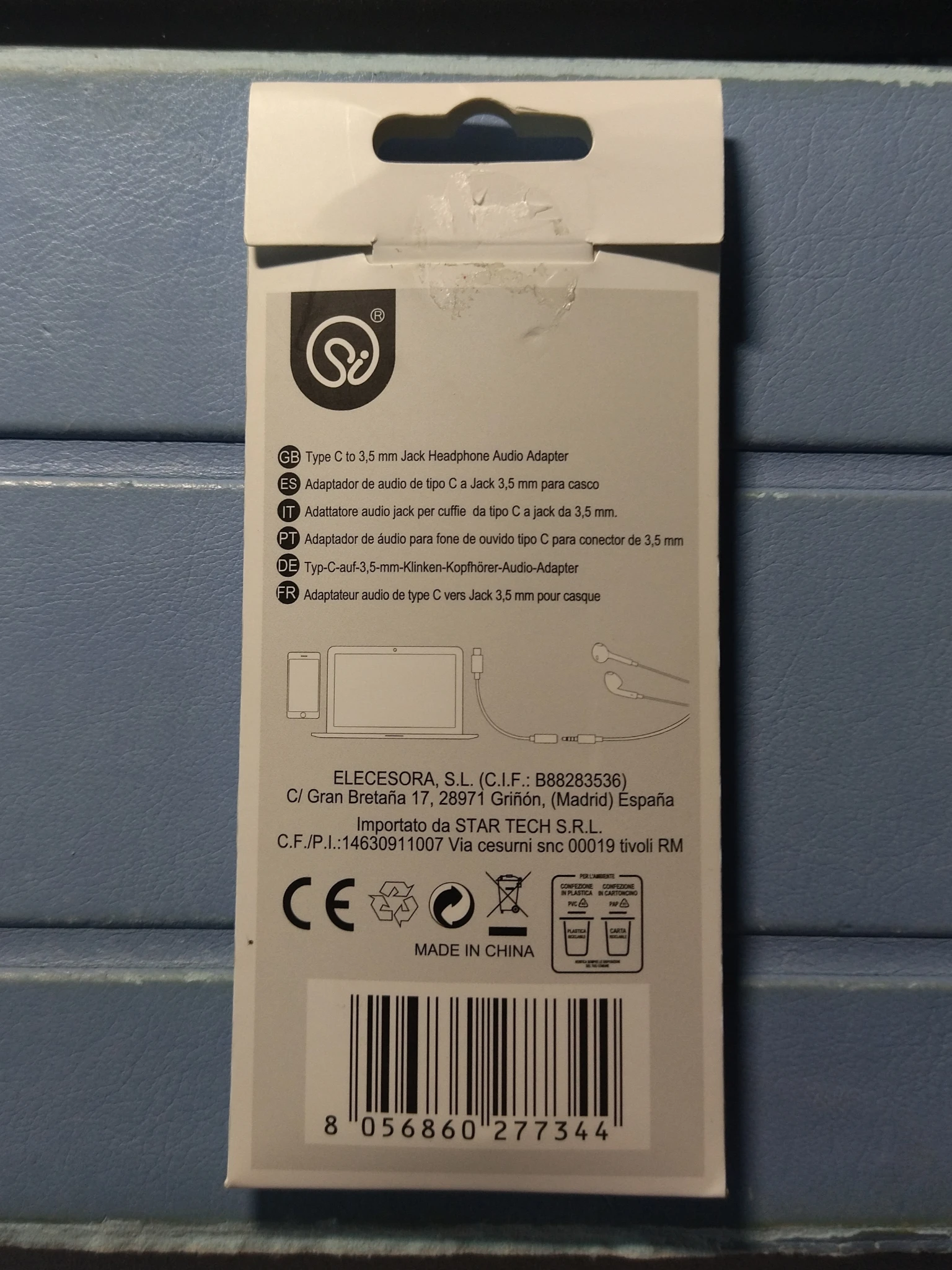 Retro della confezione:

GB Type C to 3,5 mm Jack Headphone Audio Adapter
ES Adaptador de audio de tipo C a Jack 3,5 mm para casco
IT Adattatore audio jack per cuffie da tipo C a jack da 3,5 mm.
PT Adaptador de audio para fone de ouvido tipo C para conector de 3,5 mm
DE Typ-C-auf-3 5-mm-Klinken-Kopfhörer-Audio-Adapter
FR Adaptateur audio de type C vers Jack 3,5 mm pour casque

ELECESORA, S.L. (C.I.F.: B88283536) C/ Gran Bretaña 17, 28971 Griñón, (Madrid) España

Importato da STAR TECH S.R.L. C.F./P.I.:14630911007 Via cesurni snc 00019 tivoli RM

CE

MADE IN CHINA

8 056860 277344