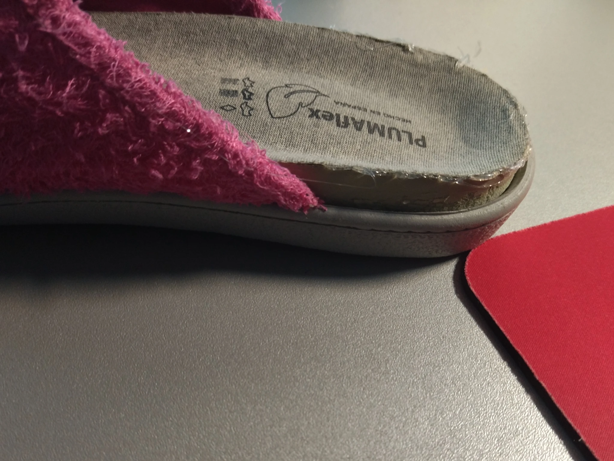 Foto verso il lato sinistro della pantofola a colla appena applicata