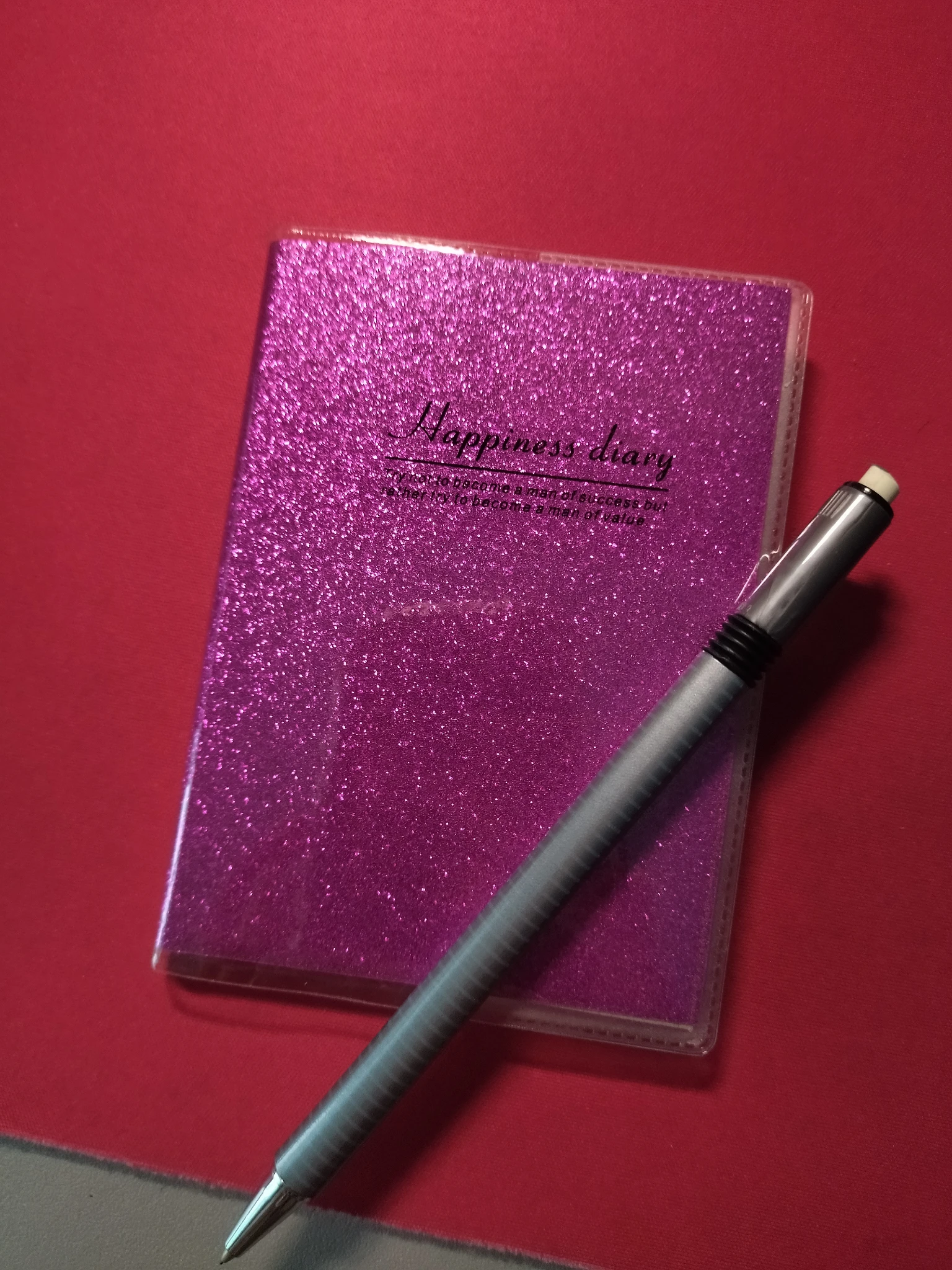 Foto del fronte del quadernino con una mia matita meccanica mezza infilata sulla copertina