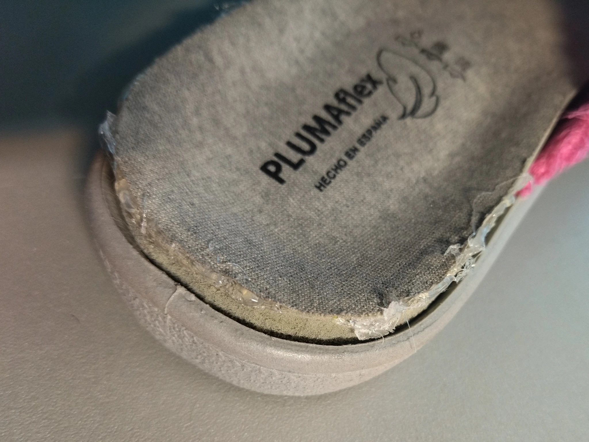 Foto verso il lato destro della pantofola a colla appena applicata