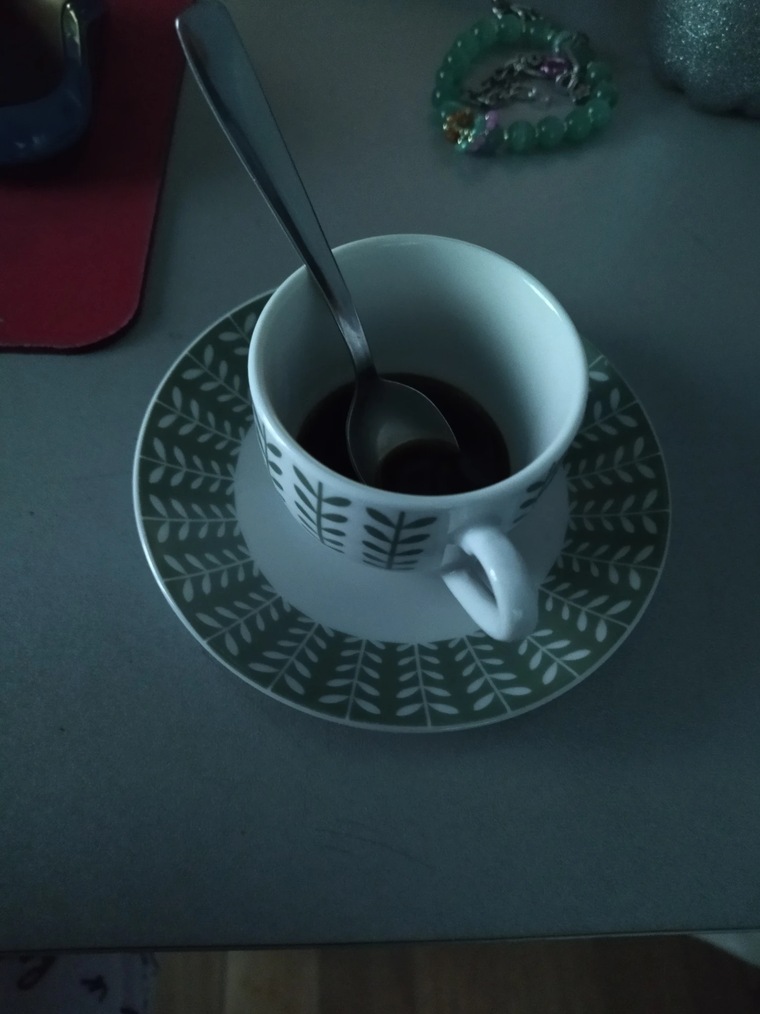 Foto verticale da un angolo laterale-alto alla tazzina di caffè sulla mia scrivania, come descritto