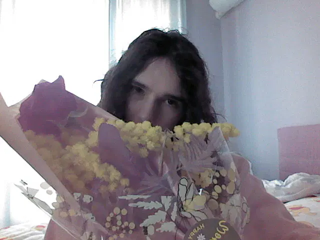 Selfie con la pianta meglio visibile davanti a metà della mia faccia, sguardo più storto carino